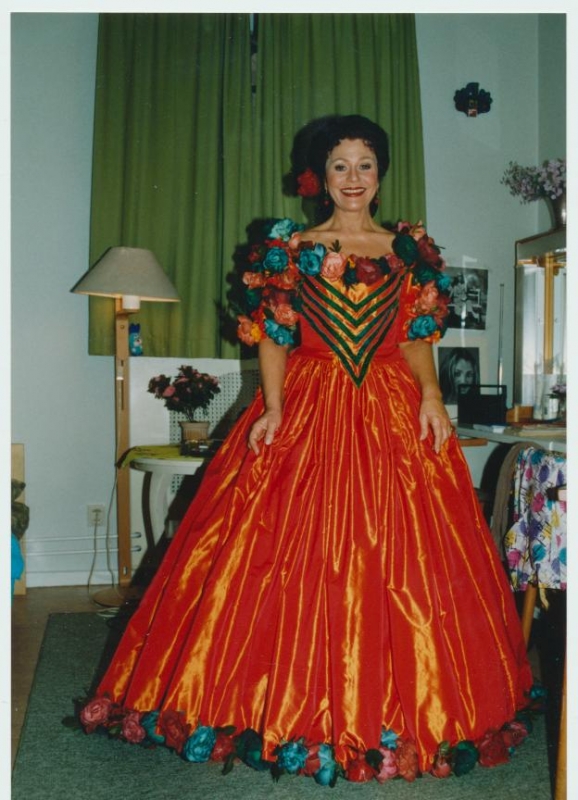 Denna bild har ett alt-attribut som är tomt. Dess filnamn är 1992-1017-Figaros-bröllop-Dramaten-016-578x800.jpg